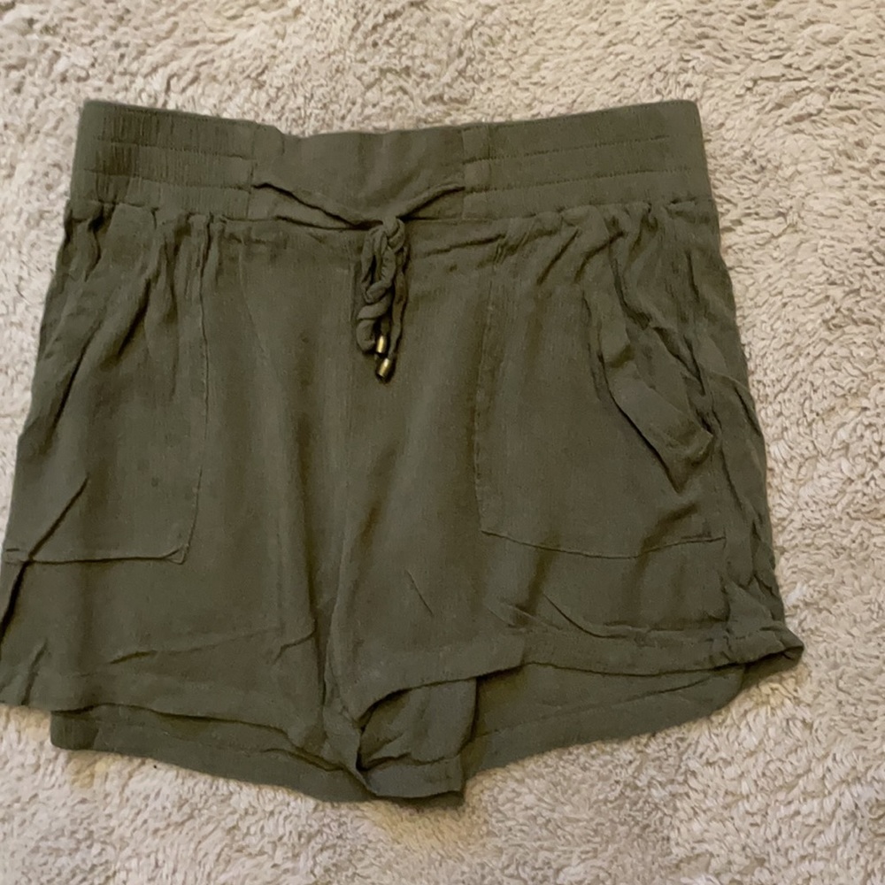 NWOT Tillys Army Green Flowy Shorts